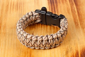 Make your own paracord bracelet to help you survive an emergency